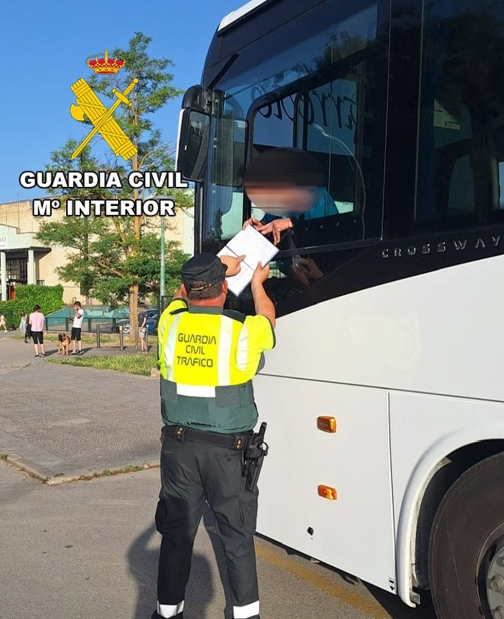 La Guardia Civil de Burgos tramita cuatro expedientes por infracciones muy graves sobre transporte escolar.