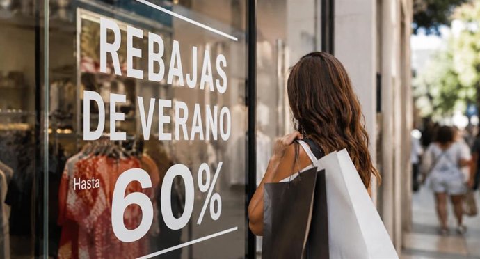 El comercio de moda prevé crecer entre un 3% y un 6% en las rebajas de verano, según Acotex.