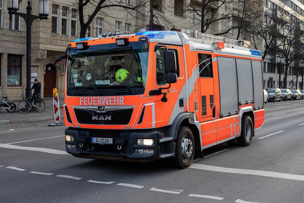 Archivo - Un camión de bomberos circula por una calle de Berlín el pasado abril.