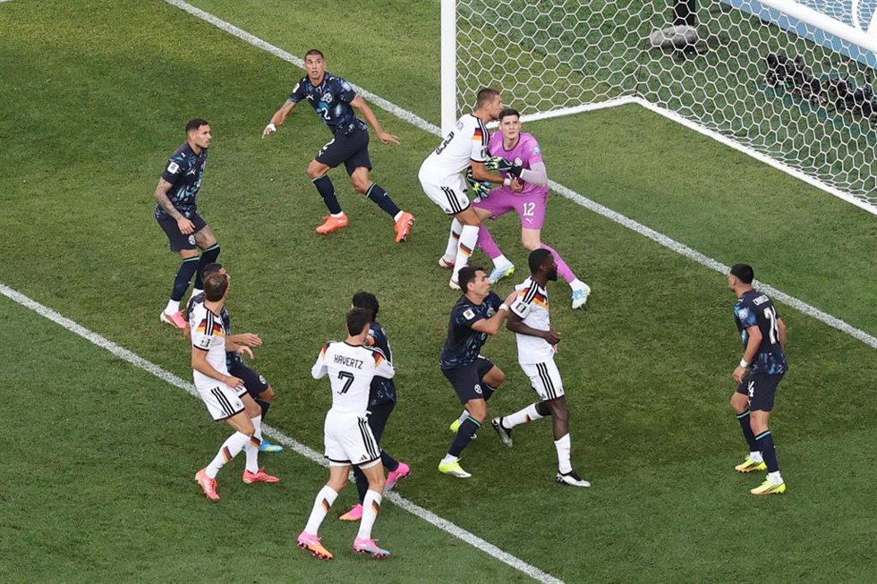 El portero paraguayo Orlando Gill (derecha) y el alemán Waldemar Anton chocan en el partido de dieciseisavos de la Copa Mundial de la FIFA 2026 entre Alemania y Paraguay.