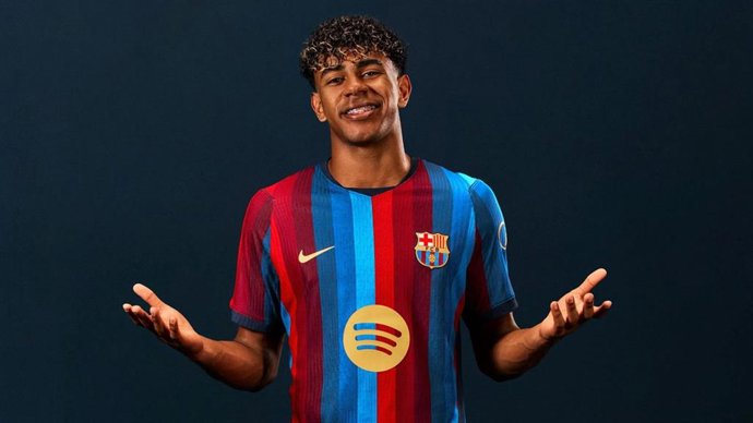 El jugador del FC Barcelona Lamine Yamal con la nueva primera camiseta para la temporada 2026/27