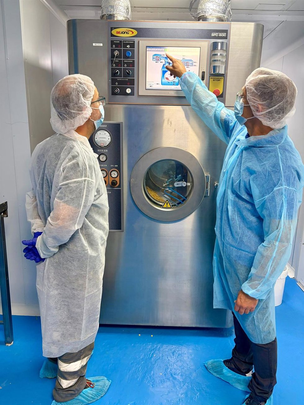 David Mudarra (COO) y José María Castillo, jefe de producción, ante la máquina.