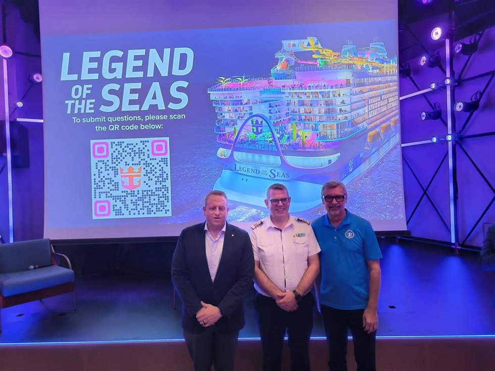 El presidente y consejero delegado de Royal Caribbean Group, Jason Liberty; y el presidente y consejero delegado de la marca Royal Caribbean International, Michael Bailey; junto con el capitan del Legend of the Seas, Sindre Borsheim.