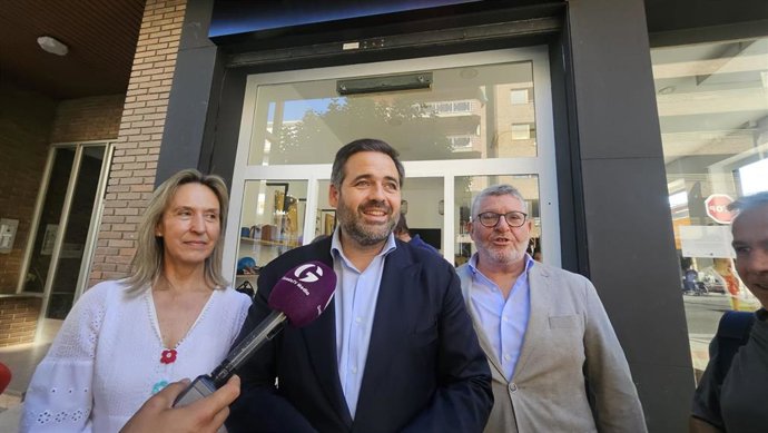 El presidente del Partido Popular de Castilla-La Mancha, Paco Núñez, en atención a medios durante la inauguración de la tienda solidaria de Cáritas.