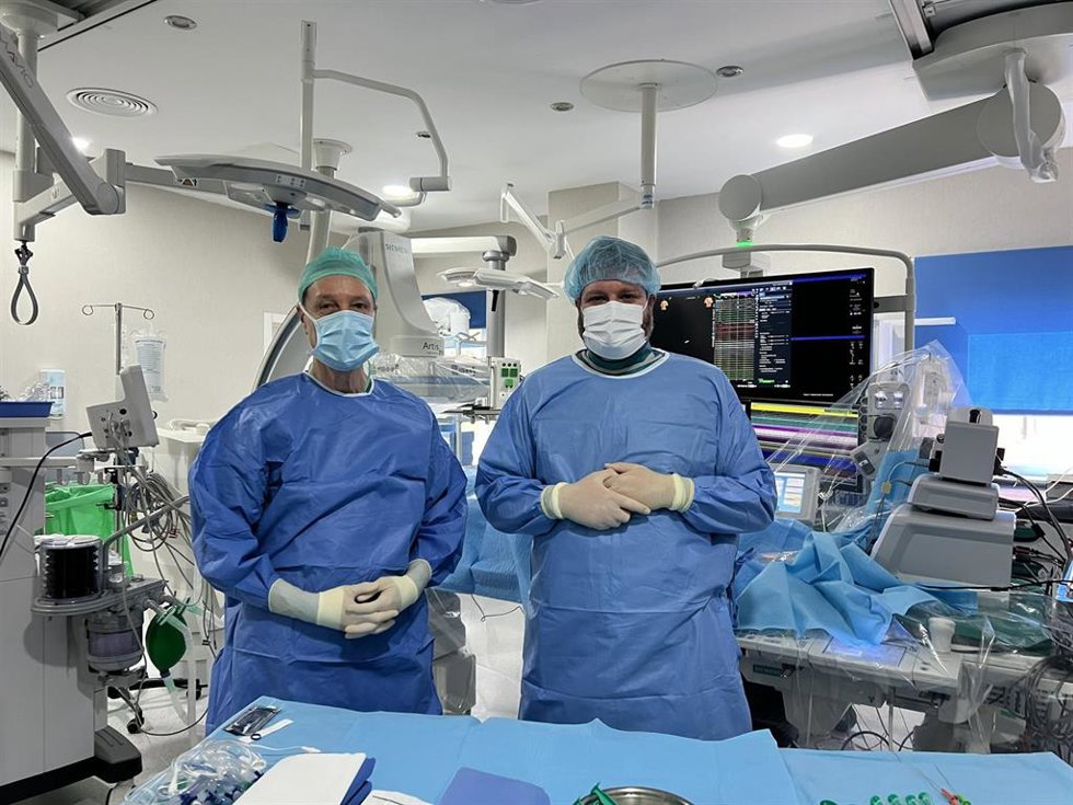 Los doctores Germán Merchán y Jesús Alemendral durante la intervención en HM Santa Elena
