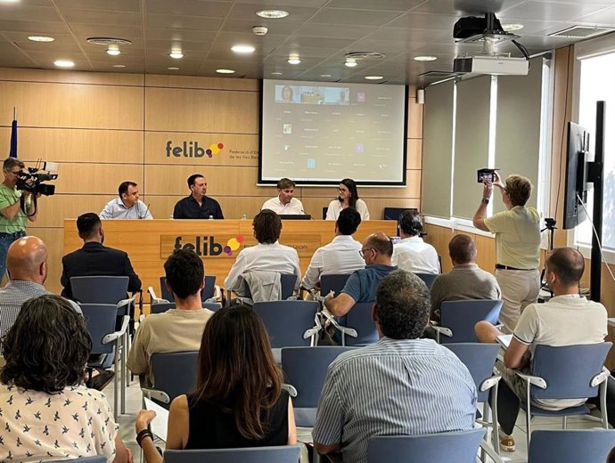 El Govern reúne a los ayuntamientos para explicar los Certificados de Ahorro Energético como nueva vía de financiación.