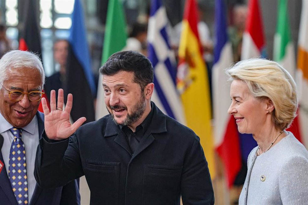 El presidente de Ucrania, Volodimir Zelenski, junto a los dirigentes comunitarios Antonio Costa y Ursula von der Leyen en una cumbre europea en Bruselas. 