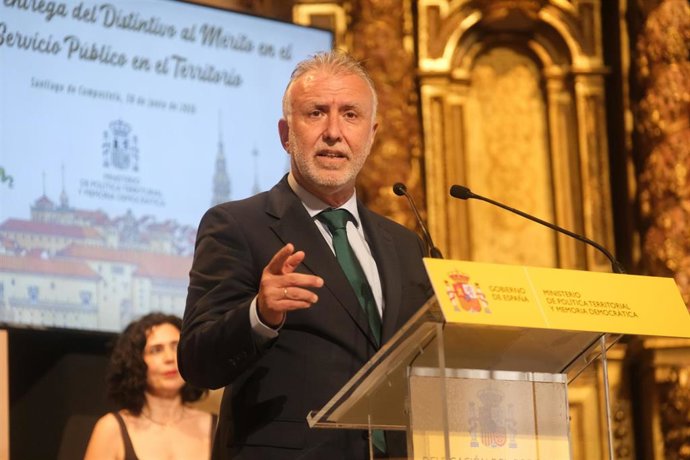 El ministro de Política Territorial y Memoria Democrática, Ángel Víctor Torres, interviene durante la celebración del acto de entrega de los distintivos al mérito en el servicio público en el territorio, a 30 de junio de 2026, en Santiago de Compostela.