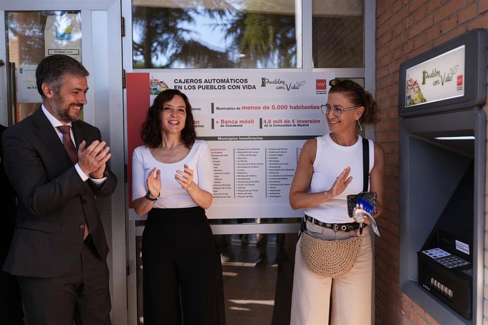La presidenta de la Comunidad de Madrid, Isabel Díaz Ayuso, visita la localidad de Batres.