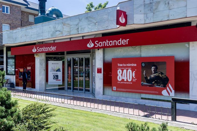 Fachada de una sucursal del Banco Santander.