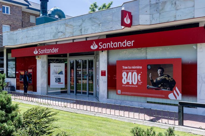 Fachada de una sucursal del Banco Santander.
