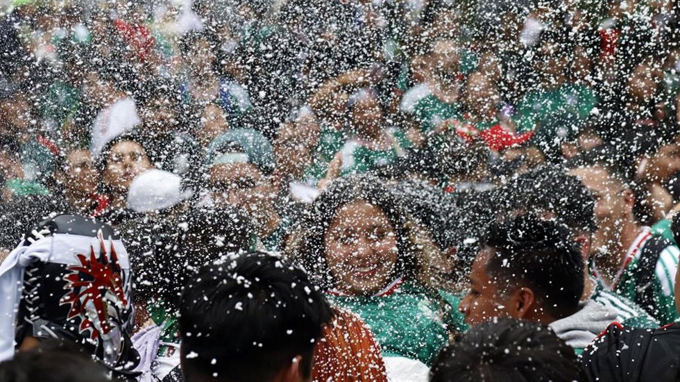  Miles de aficionados de la selección mexicana celebran el partido entre México y República Checa en el Paseo de la Reforma.