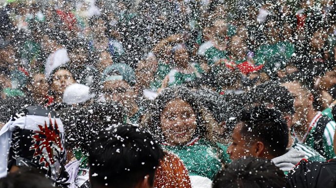  Miles de aficionados de la selección mexicana celebran el partido entre México y República Checa en el Paseo de la Reforma.
