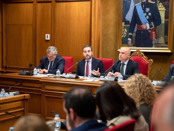 Archivo - El portavoz del equipo de gobierno y diputado provincial de Presidencia de la Diputación de Almería, Carlos Sánchez, en una sesión plenaria.