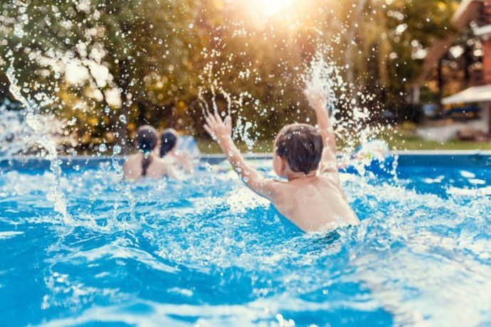 Una imagen de niños en una piscina