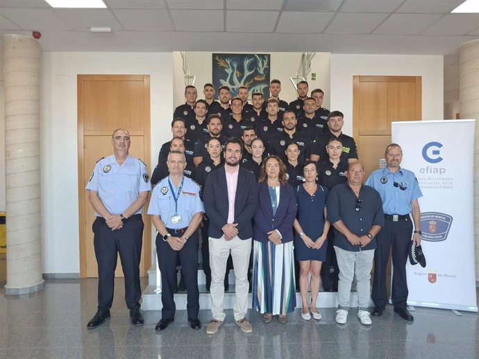 La directora general de Función Pública y Diálogo Social, Caridad de la Hera, junto a los representantes municipales, formadores y aspirantes a Policía Local que comienzan el curso