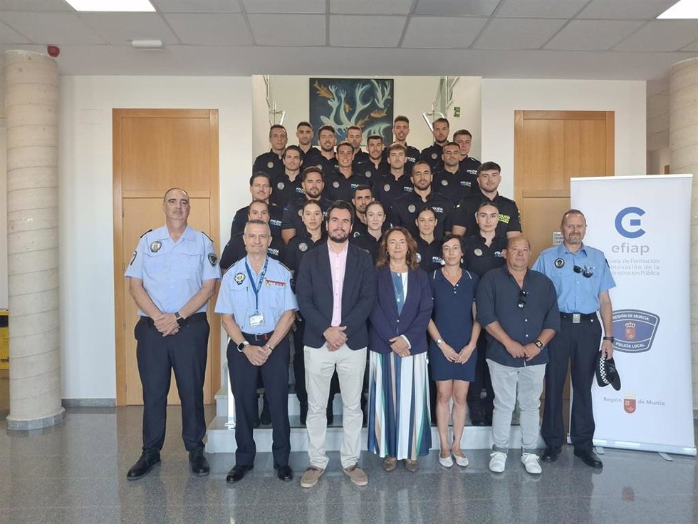 La directora general de Función Pública y Diálogo Social, Caridad de la Hera, junto a los representantes municipales, formadores y aspirantes a Policía Local que comienzan el curso