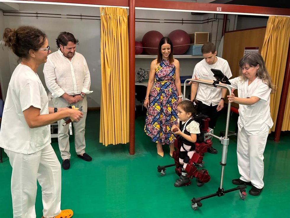 La consejera de Salud, Isabel Ayala, visitó hoy el hospital Virgen de la Arrixaca, primer centro hospitalario regional en adquirir un exoesqueleto para pacientes pediátricos