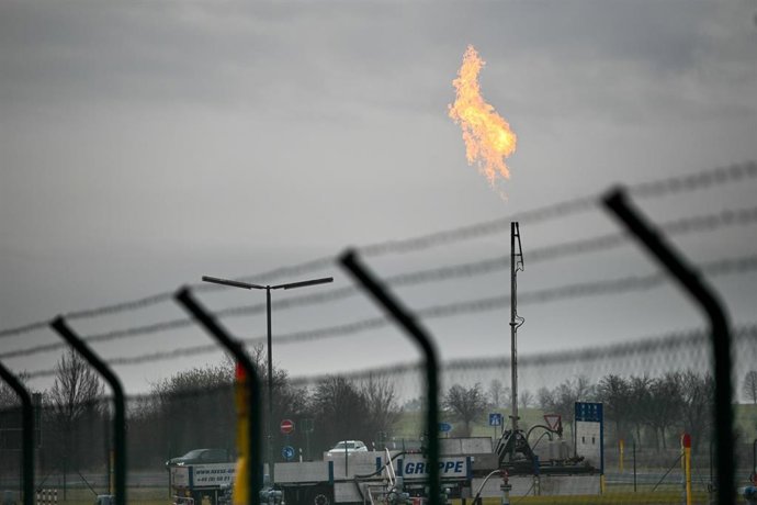 Archivo - FILED - 13 March 2025, Saxony-Anhalt, Milzau: A meter-high flame shoots out of a ground flare. Photo: Heiko Rebsch/dpa
