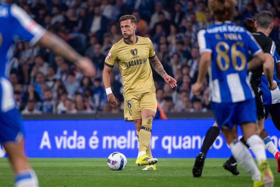 Archivo - El central neerlandés Justin de Haas, en su etapa en el FC Famalicao portugués ante el Oporto.