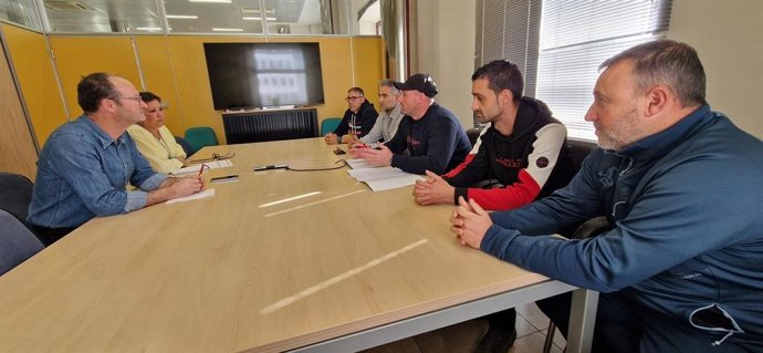 Archivo - Reunión de Javier Cueli con trabajadores en una imagen de archivo