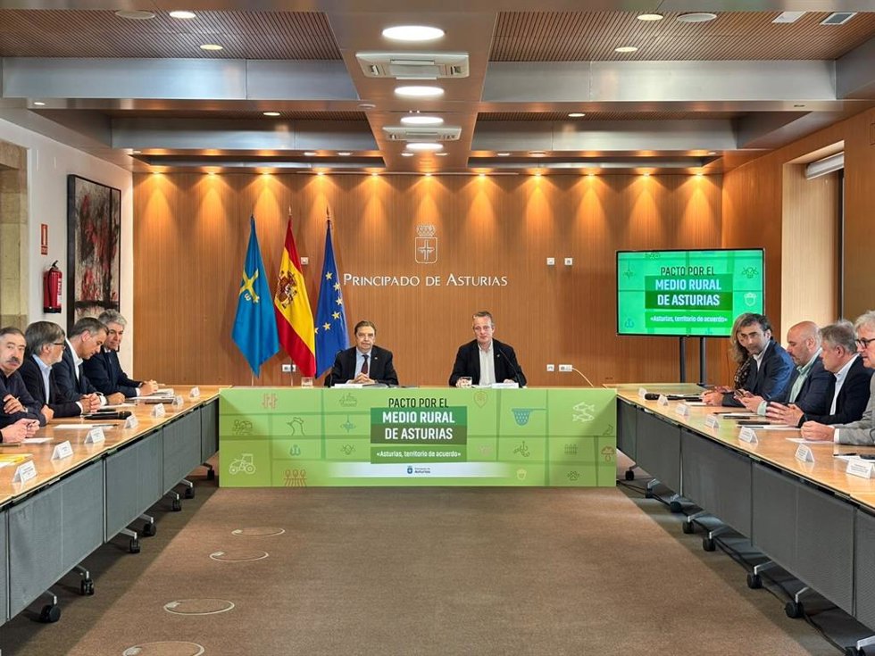 El ministro de Agricultura, Pesca y Alimentación, Luis Planas, participa en un encuentro, junto al consejero Marcelino Marcos, con los integrantes de la Mesa del Pacto por el Medio Rural de Asturias en el Palacio de los Condes de Toreno.