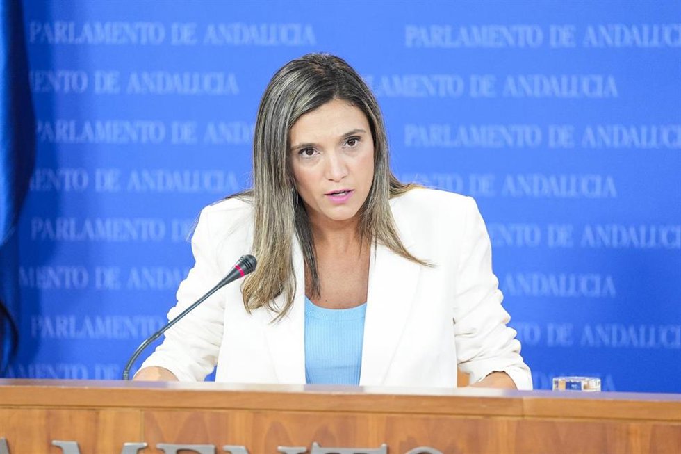 La portavoz adjunta del grupo parlamentario Socialista, María Márquez, durante la ronda de ruedas de prensa de portavoces de los grupos parlamentarios en el Parlamento de Andalucía. A 1 de julio de 2026 en Sevilla (Andalucía, España). Los portavoces de lo