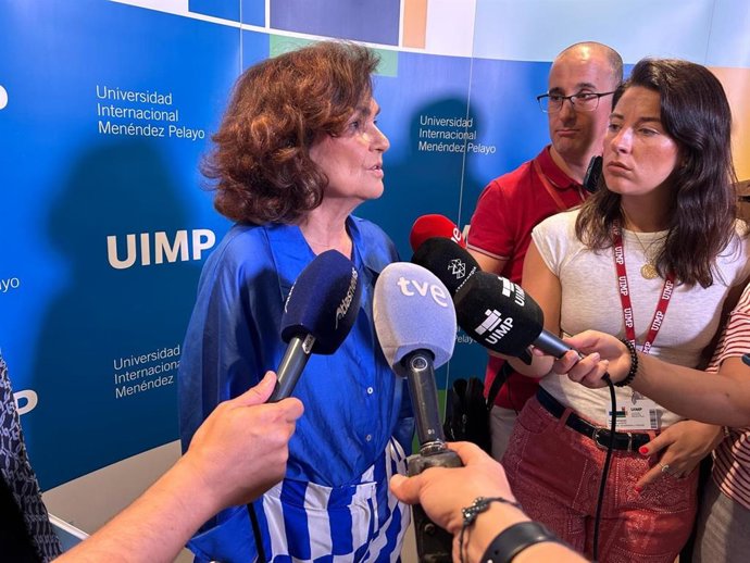 Carmen Calvo faz declarações à imprensa na UIMP.