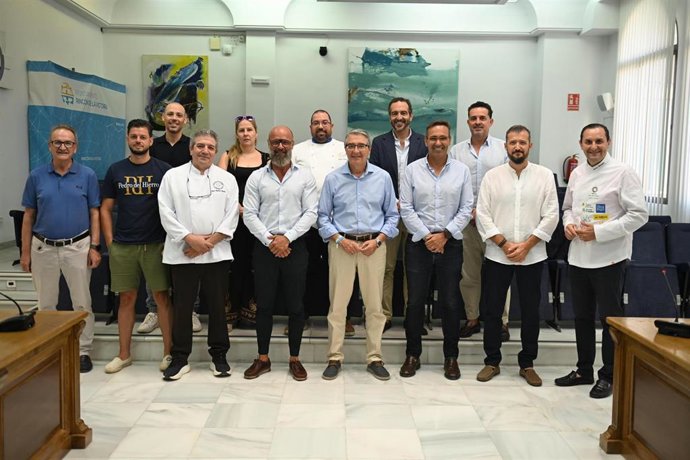 El alcalde de Rincón de la Victoria y una docena de entidades respaldan la proyección y promoción de la Fiesta del Boquerón Victoriano.