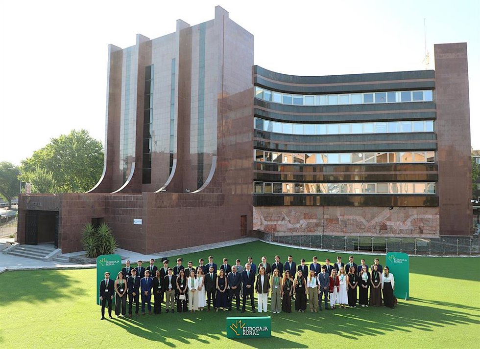 Recepción a los 93 estudiantes que realizarán prácticas este verano en Eurocaja Rural.