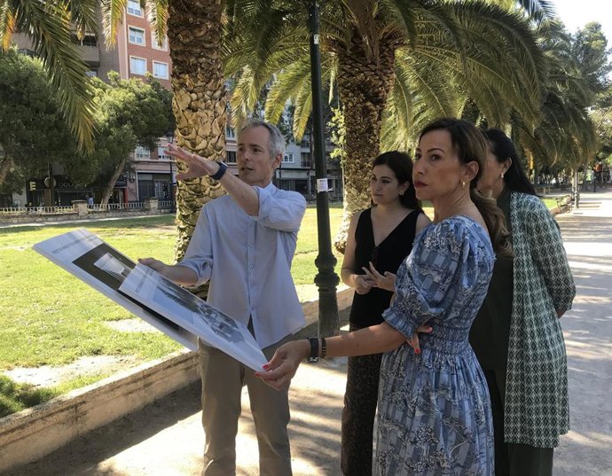 La alcaldesa de Zaragoza, Natalia Chueca, observa los planos de la renovación del parque Pignatelli