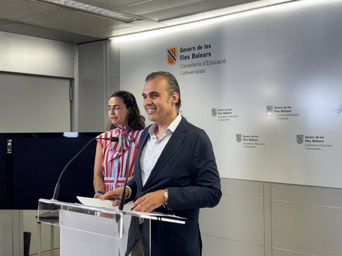 El conseller de Educación y Universidades, Antoni Vera, en rueda de prensa