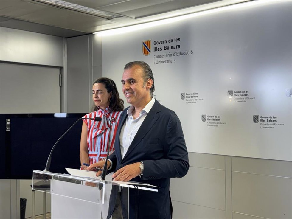 El conseller de Educación y Universidades, Antoni Vera, en rueda de prensa