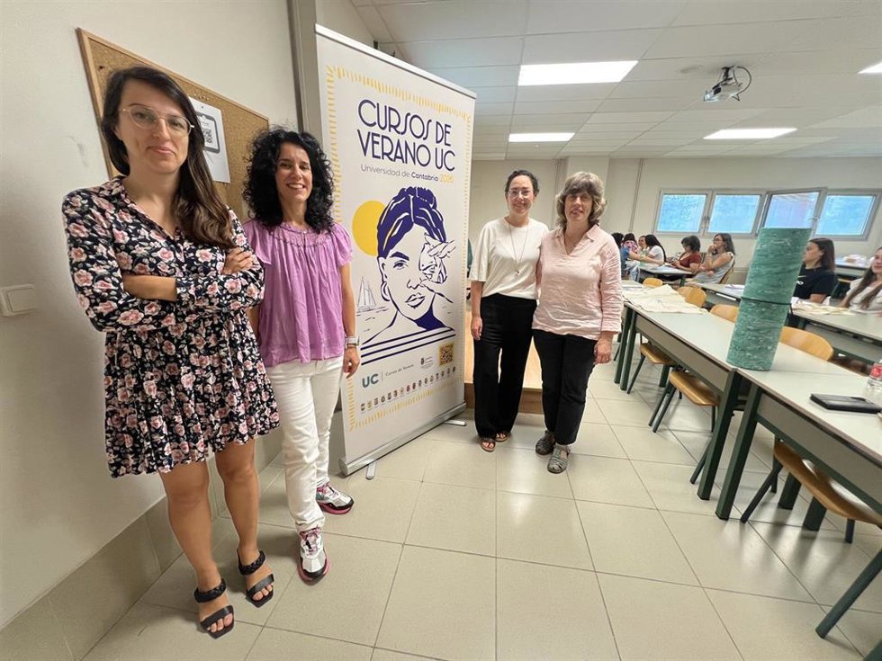 La directora de la sede de Torrelavega, Patricia Martínez,  y la del curso, Érica Riesgo, junto a las ponentes Ana Valencia y Victoria Huerdo