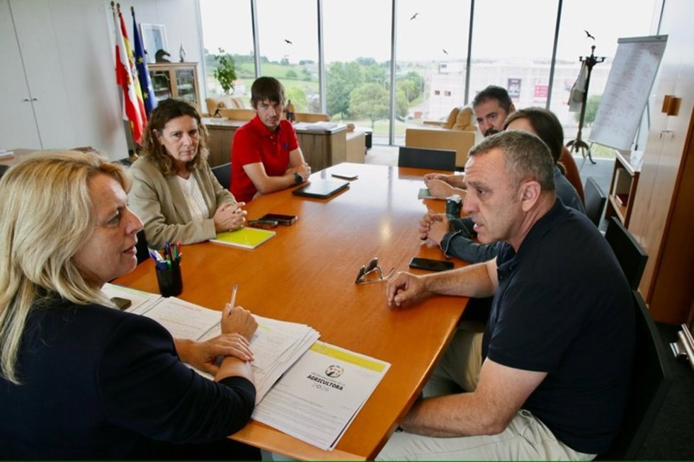 La consejera, María Jesús Susinos, y el secretario general de UGT en Cantabria, Mariano Carmona