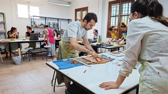 Taller sobre alfarería en la Pablo de Olavide en Carmona.