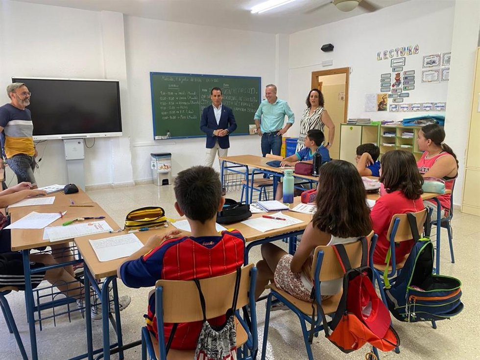 Visita a alumnado que participa en el Programa de Refuerzo Estival el colegio Puerta del Condado.