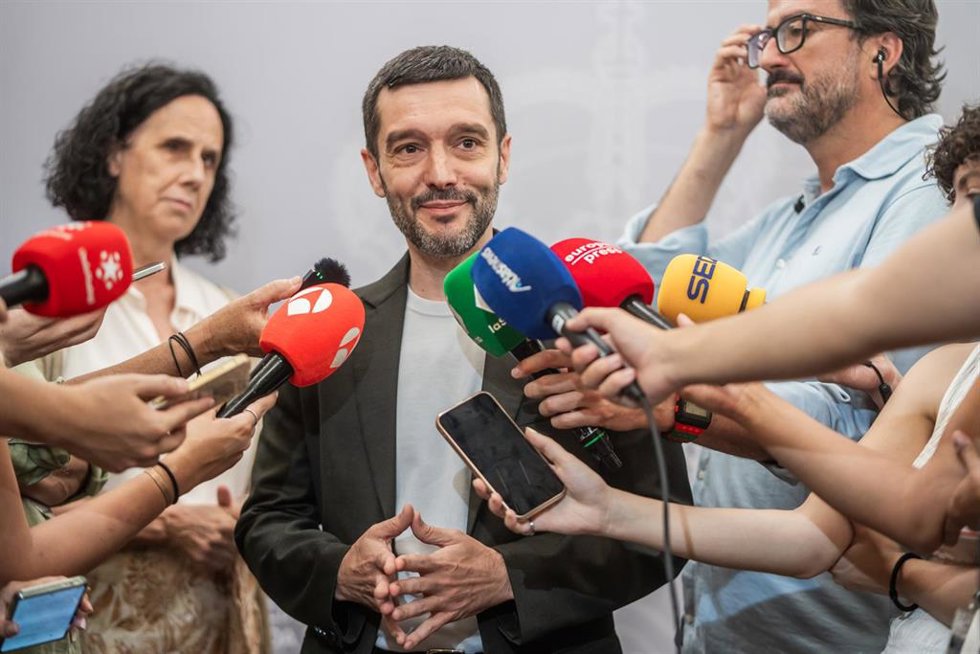 El ministro de Derechos Sociales, Consumo y Agenda 2030, Pablo Bustinduy, ofrece declaraciones a medios tras una reunión con representantes de la Fundación CERMI Mujeres, a 1 de julio de 2026, en Madrid (España). Bustinduy, atiende a los periodistas en la
