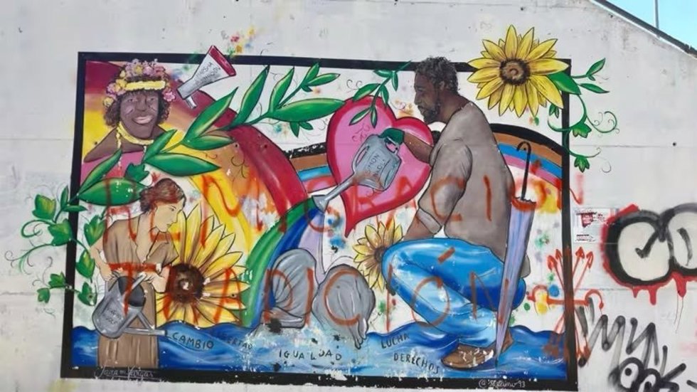 El PCE de Valladolid condena el "ataque fascista" al mural LGTBIQA+ del puente Juan de Austria.