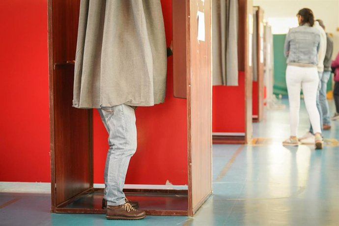 Archivo - Una persona ejerce su derecho a voto en las elecciones