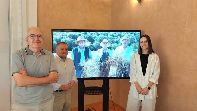 El presidente de la Asociación Cultural Los Ancebillos, Mariano Tejedor; el diputado provincial Eduardo Arilla y la alcaldesa de Lituénigo, Clara García.