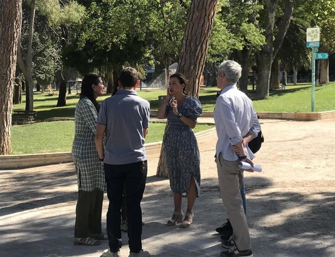 La alcaldesa de Zaragoza, Natalia Chueca, en el parque Pignatelli