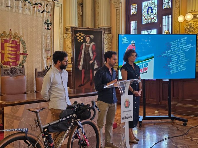 El concejal de Personas Mayores, Familia y Servicios Sociales, Rodrigo Nieto, y el ciclista vallisoletano Sergio Monge en la presentación de la iniciativa solidaria