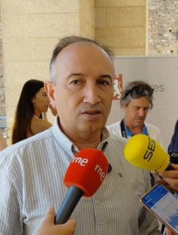 El consejero de Cultura de la Junta de Extremadura, Laureano León, atiende a los medios en Cáceres