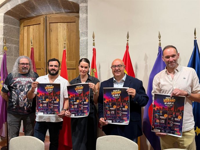 De izquierda a derecha: Carlos Mayo, de La Rosa Negra; Julio Jiménez, de La Oca; Sara Hernández, de la asociación Ávila Noche; Carlos López, tte de alcalde de Turismo y Cultura; y David Navas, de la asociación Ávila Noche