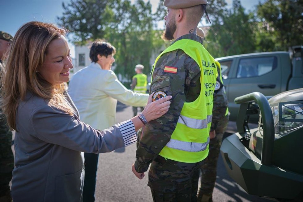 La presidenta del Cabildo de Tenerife, Rosa Dávila, junto a un militar en el comienzo de la 'Operación Prometeo'