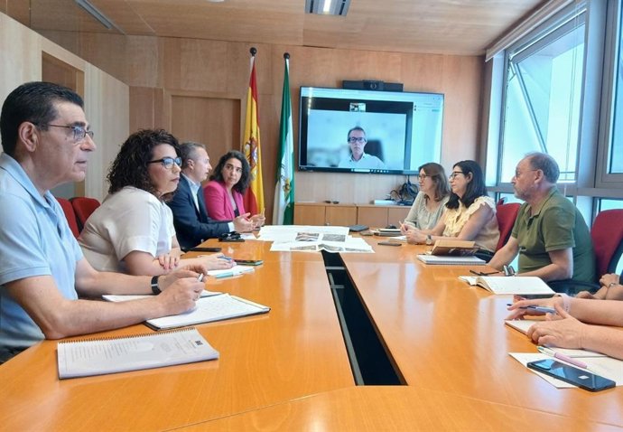 La delegada de Fomento, Carmen Sánchez, en una de las mesas de trabajo para el seguimiento de la elaboración y tramitación de los Planes Básicos de Ordenación Municipal.