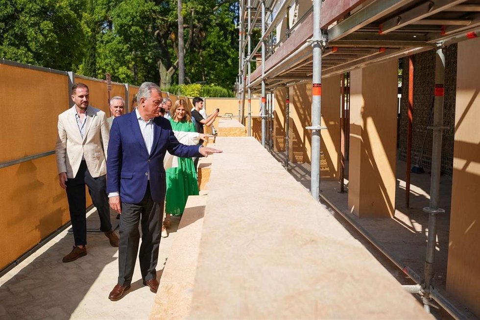 El alcalde de Sevilla, José Luis Sanz, en la visita a las obras de restauración del Cenador de Carlos V.