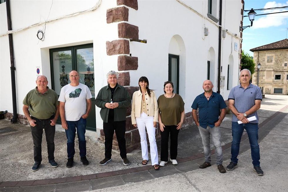 El director gerente de Nasuvinsa, Javier Burón, asiste a la firma de los convenios de colaboración del Plan de Rehabilitación Rural con los ayuntamientos de Puente la Reina, Dicastillo, Roncal y los concejos de Bizkarreta-Gerendiain y Erro