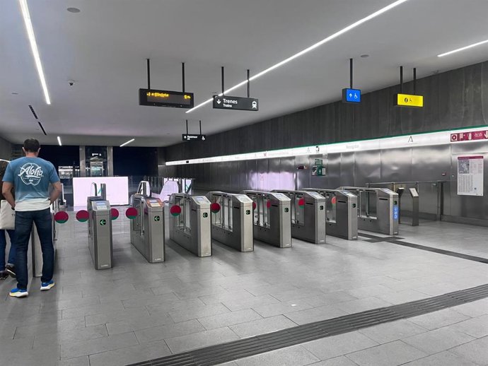 Archivo - Acceso a la estación de metro de Granada en la parada de Recogidas. Archivo.